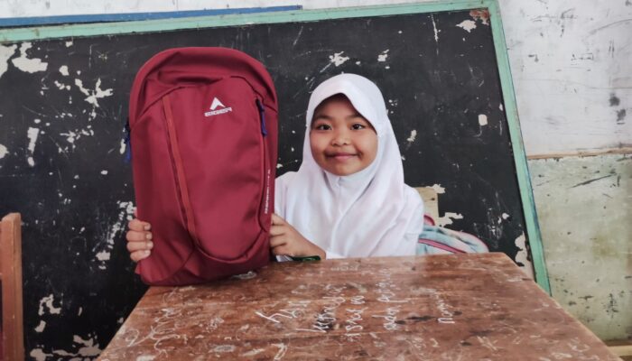 Ada Kiriman Tas EIGER Untuk Siswa Sekolah Terpencil Di Puncak Pegunungan Jawa Barat