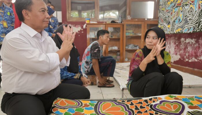 Sekda Herman Takjub Lihat Batik Griya Difabel Binaan Dinsos Jabar