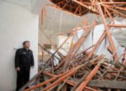 Sekda Herman Suryatman Tinjau Gedung Pusat Kebudayaan Kota Bandung Yang Roboh, Kondisi Bagian Atap Bangunan Kayu Tua dan Rapuh