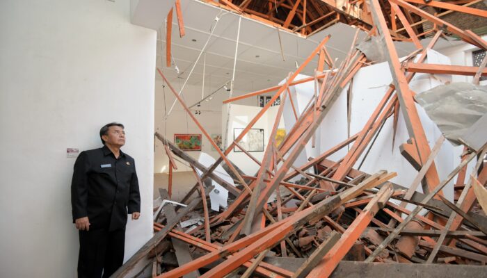Sekda Herman Suryatman Tinjau Gedung Pusat Kebudayaan Kota Bandung Yang Roboh, Kondisi Bagian Atap Bangunan Kayu Tua dan Rapuh
