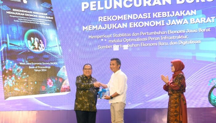 WJES 2024 Bey Machmudin Terima Buku Putih Kebijakan Ekonomi Daerah dari BI