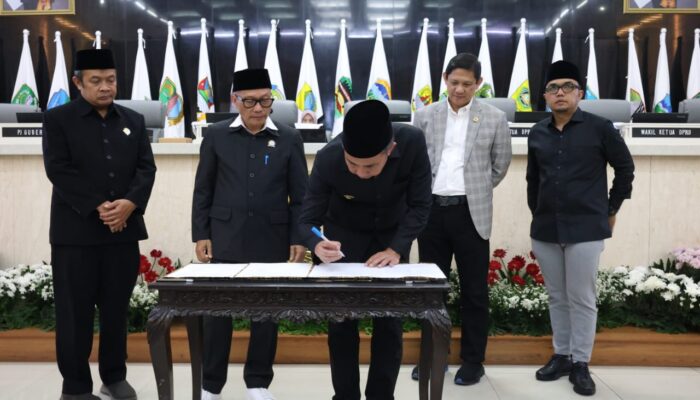 Gubernur Jawa Barat – DPRD Setujui Tiga Ranperda Menjadi Perda
