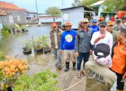 Bey Machmudin Tinjau Bencana Banjir Rob di Subang