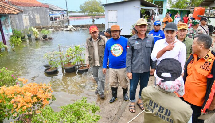 Bey Machmudin Tinjau Bencana Banjir Rob di Subang
