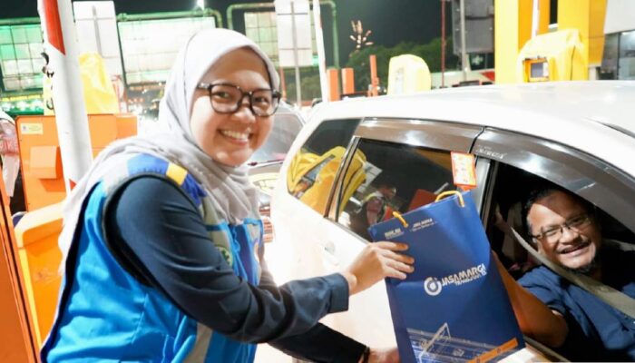 Apresiasi Kepada Pengguna Jalan, JTT Bagikan Souvenir di Sejumlah Gerbang Tol Wilayah Trans Jawa pada Malam Tahun Baru 2025