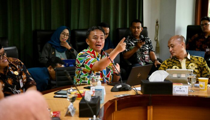 Sekda Jabar Dampingi Kunjungan Kerja Mensos RI di RSAU dr. M. Salamun Bandung