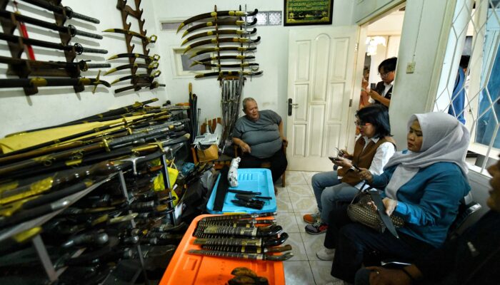 Amanda Kunjungi Perajin Golok di Kawasan Cibatu Sukabumi