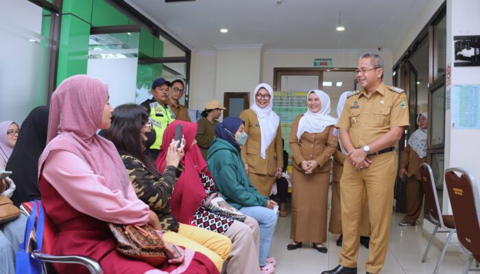 Pj. Wali Kota Cimahi Meninjau Pelaksanaan Pemeriksaan Kesehatan Gratis