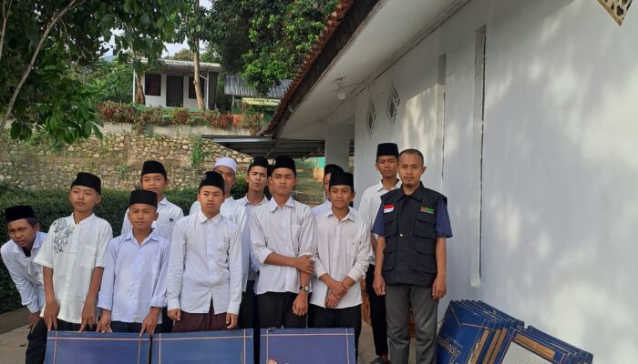 BMH Jabar Salurkan  Keramik untuk Asrama Pesantren, Dukung Kenyamanan Santri