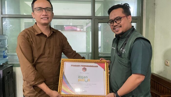 Direktur Itqan Peduli Terima Penghargaan dari Dirut Media Second News Update