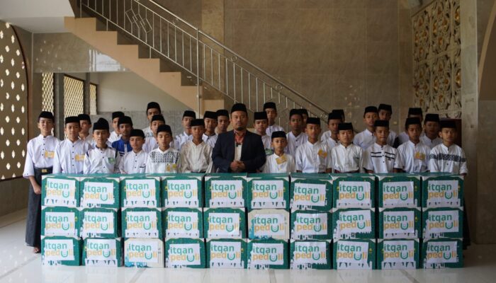 Itqan Peduli Salurkan Parsel Lebaran di Pesantren Al-Hilal