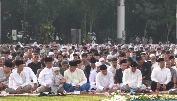 Gubernur Dedi Mulyadi Salat Idulfitri Bersama Ribuan Warga di Bandung