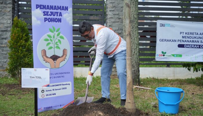 Gerakan Sejuta Pohon dan Bantuan Sosial, KAI Daop 2 Bandung Hadir untuk Masyarakat