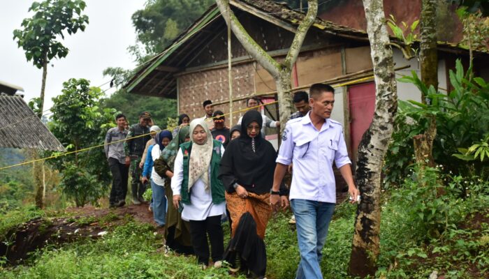 Kunjungi Warga Terdampak Longsor Nagreg, Emma Dety Pastikan Kebutuhan Dasar Terpenuhi