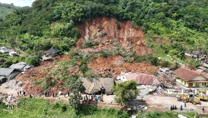 BPBD Libatkan PVMBG Untuk Lakukan Kajian di Lokasi Bencana Longsor Nagreg: Warga Diimbau Menjauh dari Lokasi