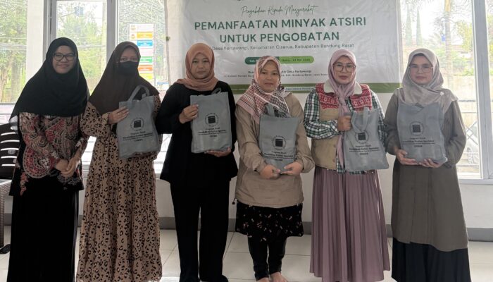 Program Studi Farmasi FMIPA Unisba Dorong Pemanfaatan Bahan Alami Melalui Pelatihan Minyak Atsiri untuk Pengobatan