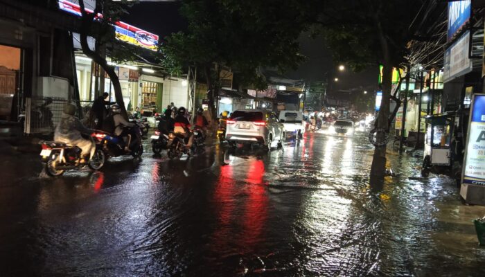 Genangan Parah Lumpuhkan Lalu Lintas di Kota Cimahi, Warga Keluhkan Masalah Banjir yang Tak Kunjung Usai