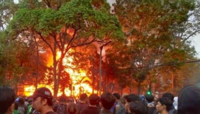 Gelombang Unjuk Rasa Nasional Memanas: Mobil Terbakar di Depan DPRD Jabar