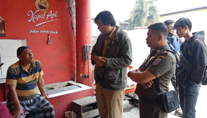 Penertiban bangunan liar yang dilakukan Pemerintah Kota Cimahi menuai sorotan warga.