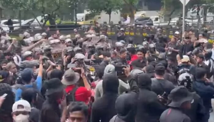 Aksi Massa di DPR/MPR Ricuh, Polisi Kerahkan Water Cannon dan Gas Air Mata
