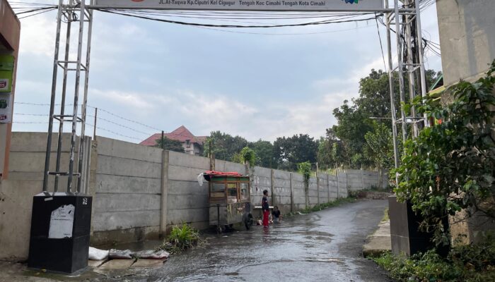 Air Selokan Meluap ke Jalan At-Taqwa, Warga RT 04 RW 05 Keluhkan Bau dan Bahaya Terpeleset