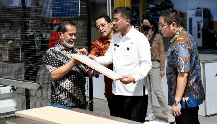 Wagub Erwan Setiawan Apresiasi Pabrik Mebel di Bogor Berdayakan Pekerja Lokal