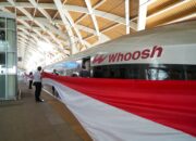 Meriahkan HUT RI, Bendera Merah Putih 208 Meter Berkibar Sepanjang Kereta Cepat Whoosh