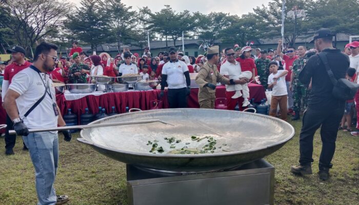 Peringati HUT RI ke-80, Danpussenif Letjen Iwan Setiawan dan Bobon Santoso Gelar Masak Besar Untuk 3000 Orang