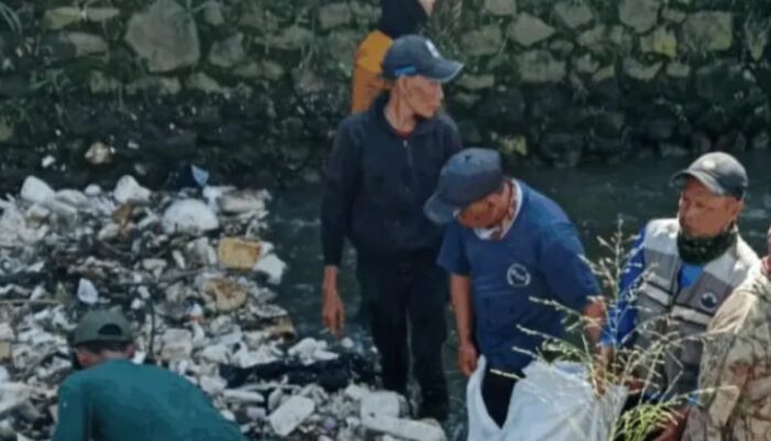 DPKP Cimahi Tindaklanjuti Aduan Warga, Tim Kecebong Bersihkan Kali Malang