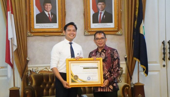 Launching UHC Prioritas, Kabupaten Cianjur Menerima Penghargaan