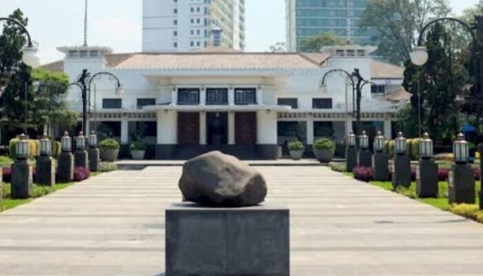 Pemkot Bandung Gencarkan Penertiban Reklame dan Bangunan Tanpa Izin demi Ketertiban Kota