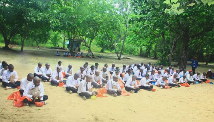 PMANAPANDODE Sorong Sambut 76 Mahasiswa Baru Angkatan 2025 di Pantai Nindi