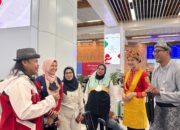 Semarak Hari Pahlawan, Petugas Whoosh Berpakaian Adat dan Ajak Penumpang Mengheningkan Cipta di Perjalanan Whoosh