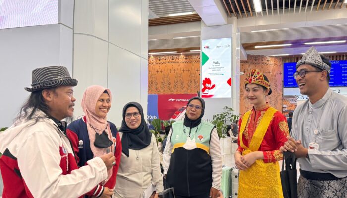 Semarak Hari Pahlawan, Petugas Whoosh Berpakaian Adat dan Ajak Penumpang Mengheningkan Cipta di Perjalanan Whoosh