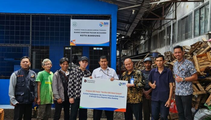 BRI Serahkan Bantuan Program TJSL “Yok Kita GAS” di Kota Bandung