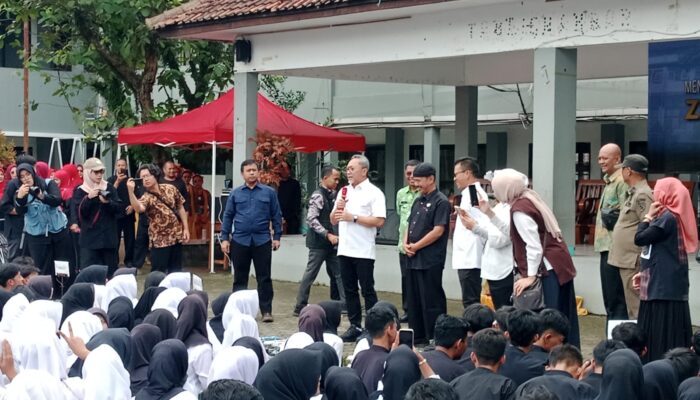 Menko Zulhas dan Kang DS Kunjungi 4 Sekolah di Kabupaten Bandung, Jelaskan Tujuan Program Unggulan MBG