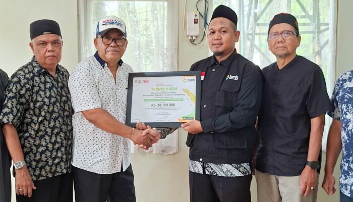 Warga RW 06 Tanjungsari Asri Antapani Bandung Salurkan Donasi untuk Korban Bencana Aceh dan Sumatera lewat Laznas BMH