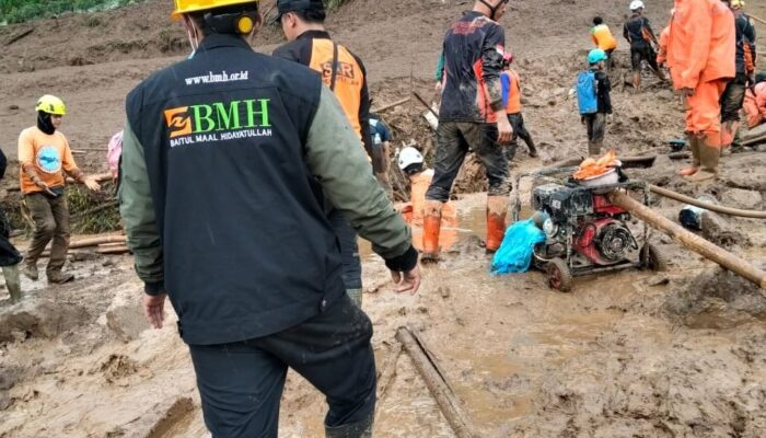 Satu Pekan Pasca Bencana, BMH dan SAR Hidayatullah Terus Berjuang Evakuasi Korban Longsor Cisarua