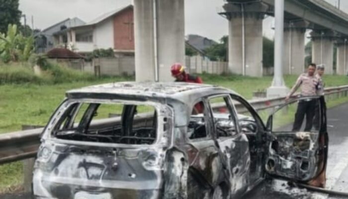 Mobil Honda Mobilio Terbakar di Tol Cimahi, Empat Penumpang Selamat, Kerugian Capai Rp150 Juta