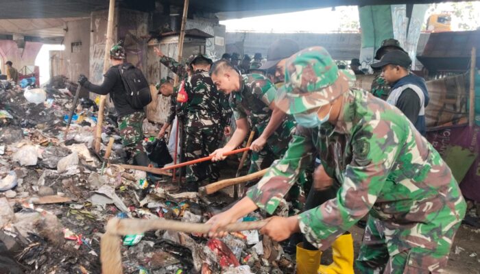 Kodim 0618/KB Gelar Karya Bhakti Bersih Sampah Lingkungan di Wilayah Tamansari