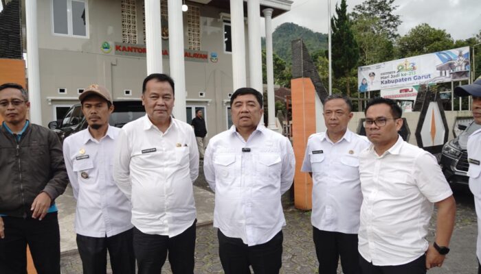 Bupati Garut Rencanakan Perbaikan Jalan Karangsewu Secara Bertahap