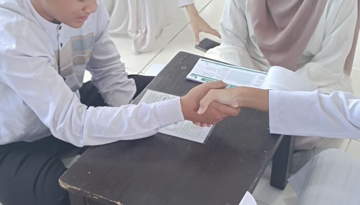 Siswa SMP Itqan Belajar Menjadi Amil dan Muzaki Melalui Praktik Zakat Fitrah