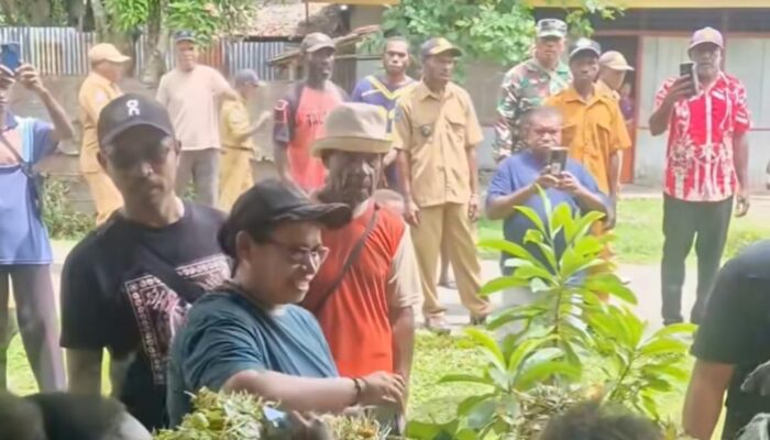 Bupati Sorong Selatan Belanja Jualan Mama-Mama di Pasar Kajase Usai Jumat Bersih