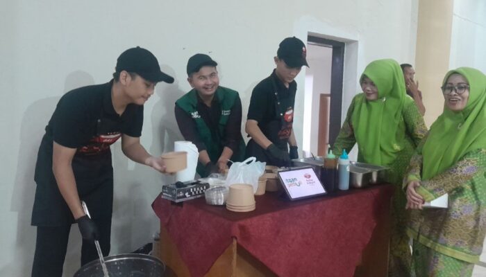 Hangatkan Ramadan, Itqan Peduli Bersama Bubur Rakyat Indonesia Bagikan Iftar di Masjid Agung Raya Bandung