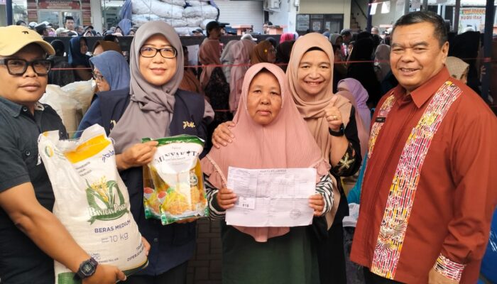 Cadangan Pangan Pemerintah Disalurkan di Cimahi: Beras dan Minyak Goreng untuk Puluhan Ribu Penerima