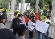 Demo Memanas di Pematangsiantar, Massa Tembus Barikade