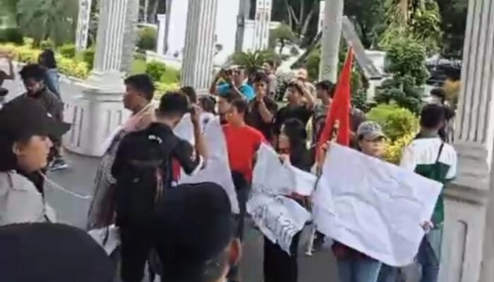Demo Memanas di Pematangsiantar, Massa Tembus Barikade