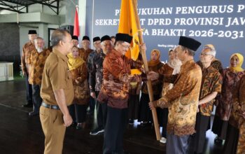 Sekwan DPRD Jabar Mengukuhkan Pengurus PWRI Sekretariat DPRD Jawa Barat Masa Bhakti 2026-2031