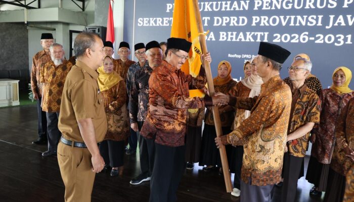 Sekwan DPRD Jabar Mengukuhkan Pengurus PWRI Sekretariat DPRD Jawa Barat Masa Bhakti 2026-2031