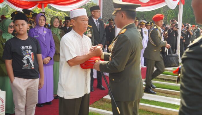 Tangis Haru Iringi Pemakaman Mayor Zulmi, Prajurit Berprestasi TNI